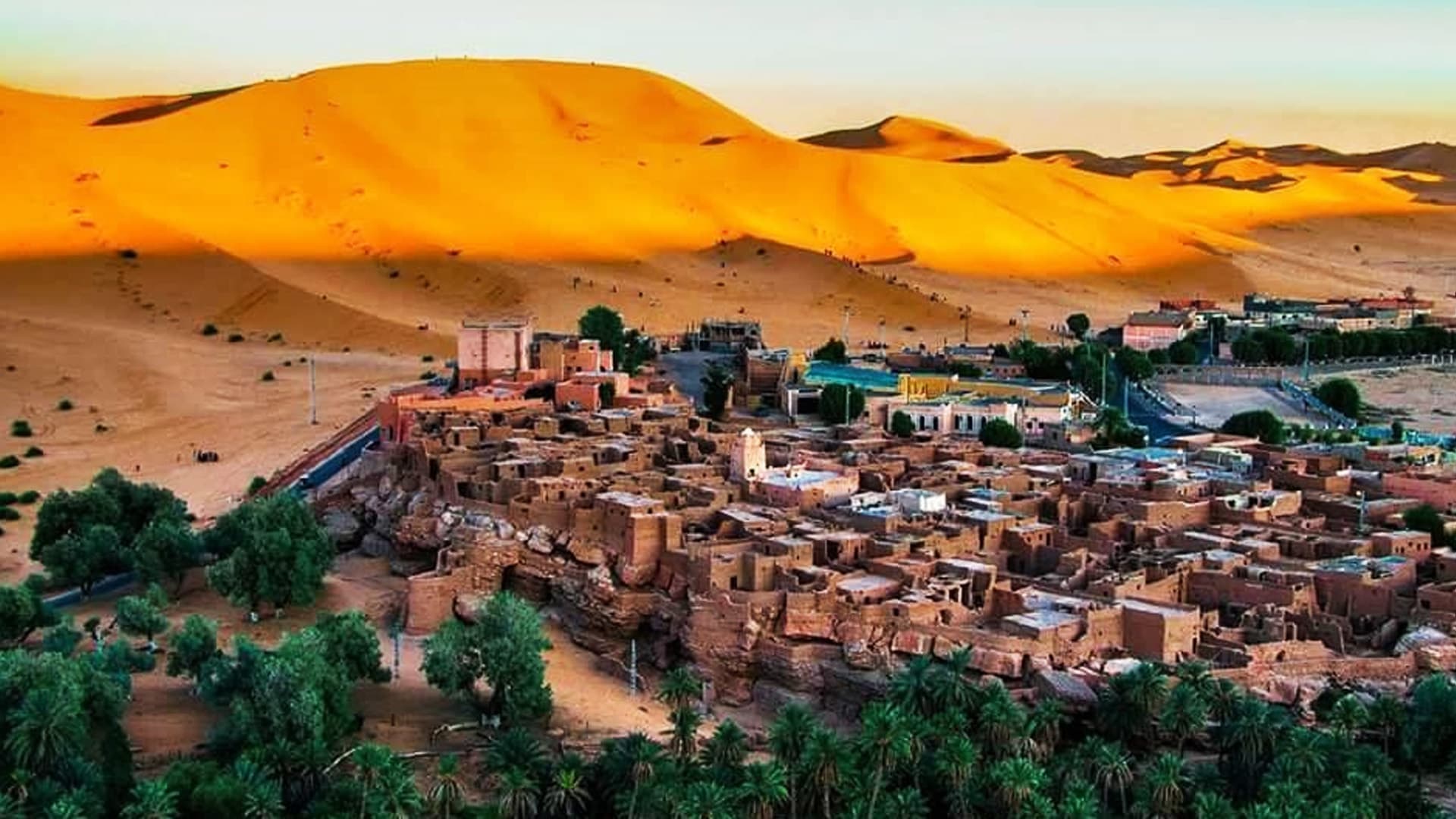 Oasis et reliefs désertiques près de Béchar