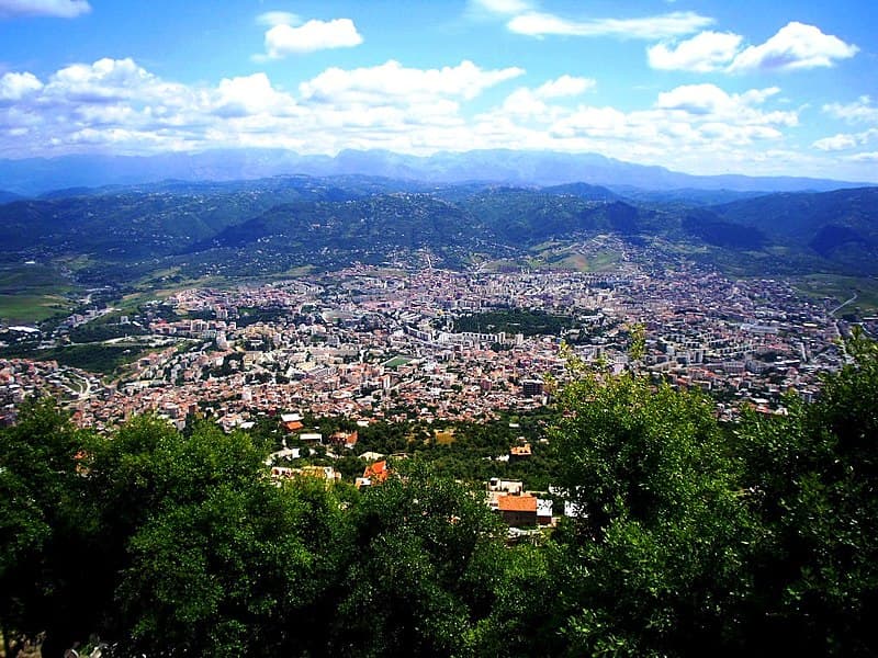 Montagnes et ville de Tizi Ouzou en Kabylie
