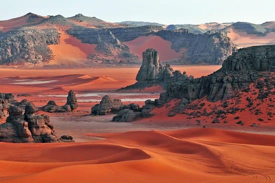 Formations rocheuses et désert près de Djanet