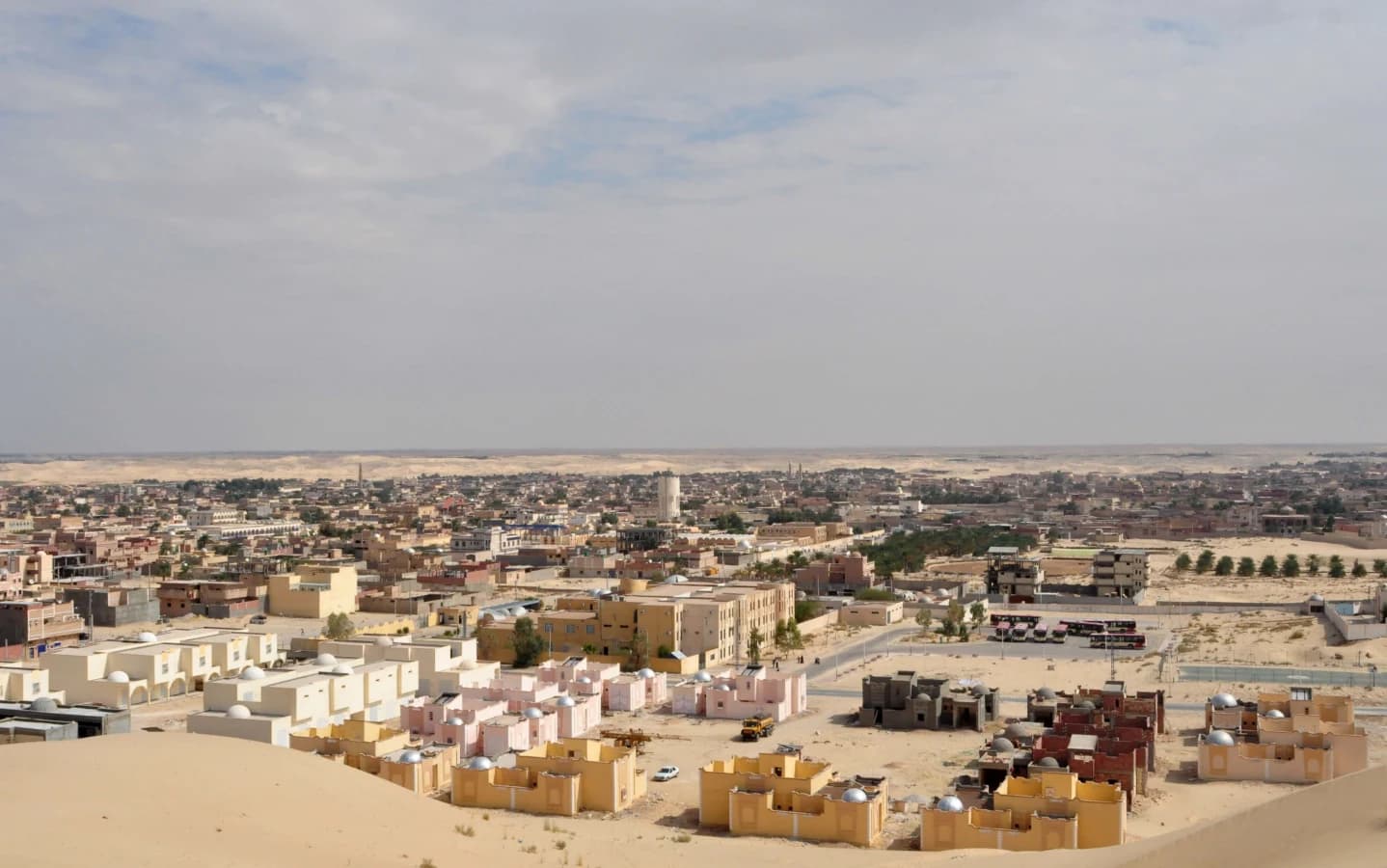Coupoles et dunes à El Oued